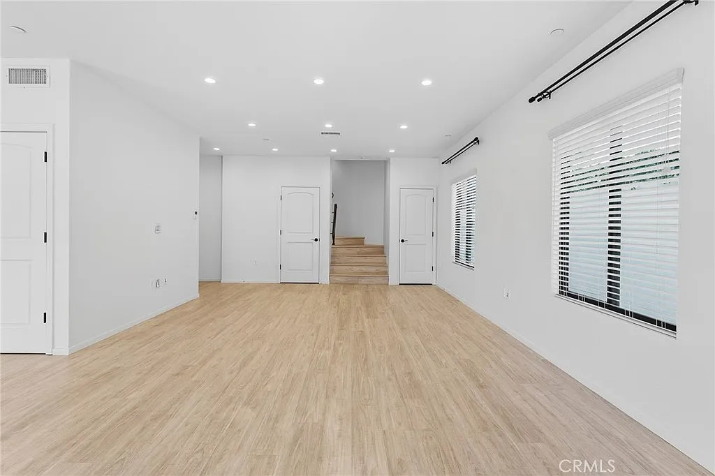 3 bed, 3.5 bath, 2456 sqft, $8,000 — Photo 4