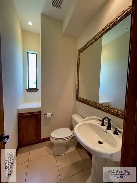 3 bed, 2.5 bath, 1975 sqft, $1,900 — Photo 3