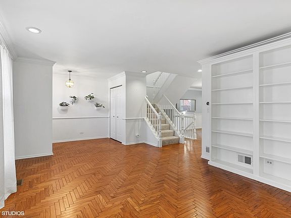 4th image of 9025 Lincolnwood Dr