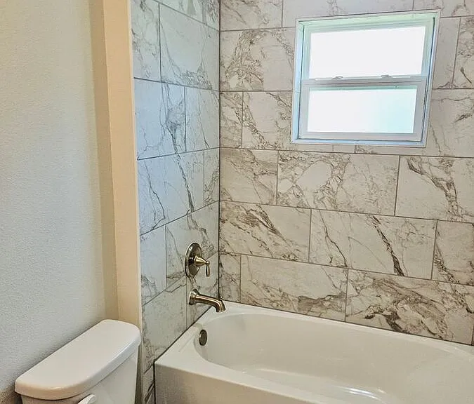 113-115 E Jackson St #115 — Photo 11
