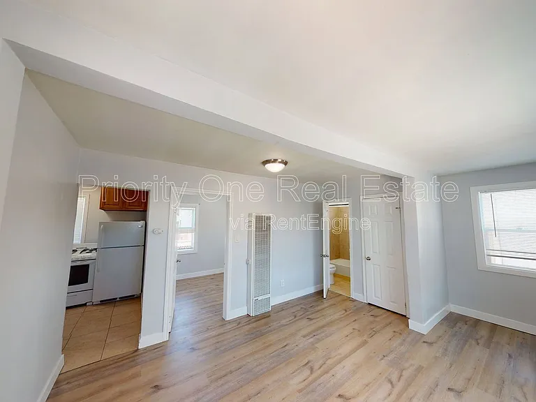 2954 1/2 Webster Ave — Photo 8