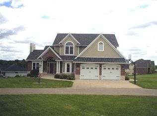 9096 Royal Wood Dr, Peosta, IA 52068