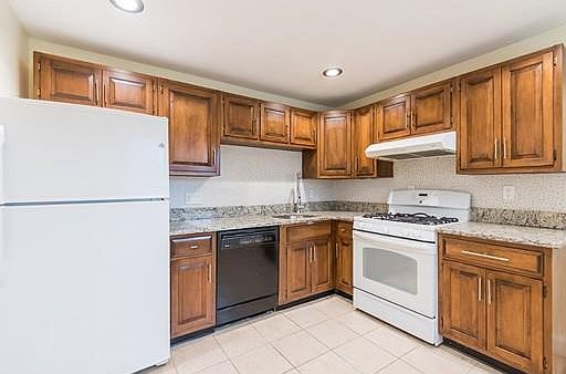 5th image of 88 Edgelawn Ave APT 7