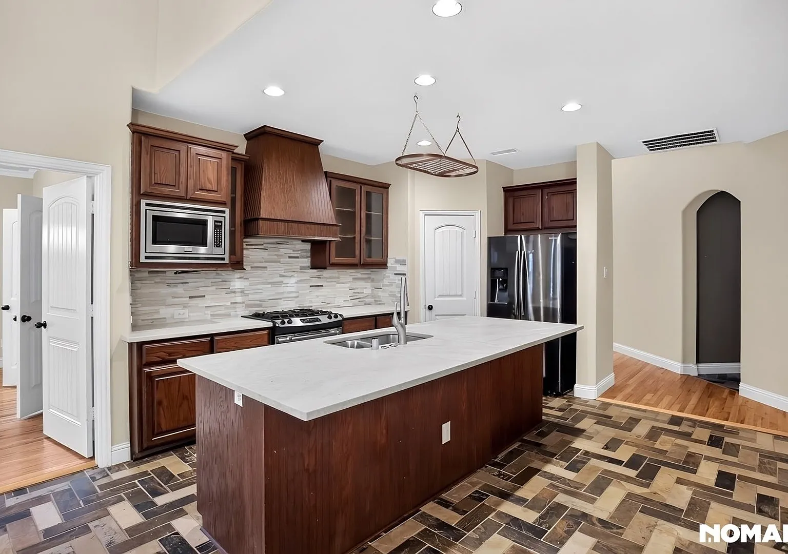 Charming 3BR Home w/ Oversized Deck and Greenbelt Backyard in Gated Community , Dallas — Photo 1