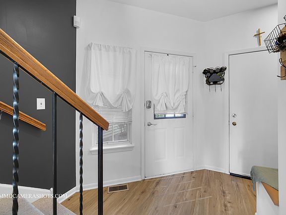 3rd image of 141 Golfview Dr