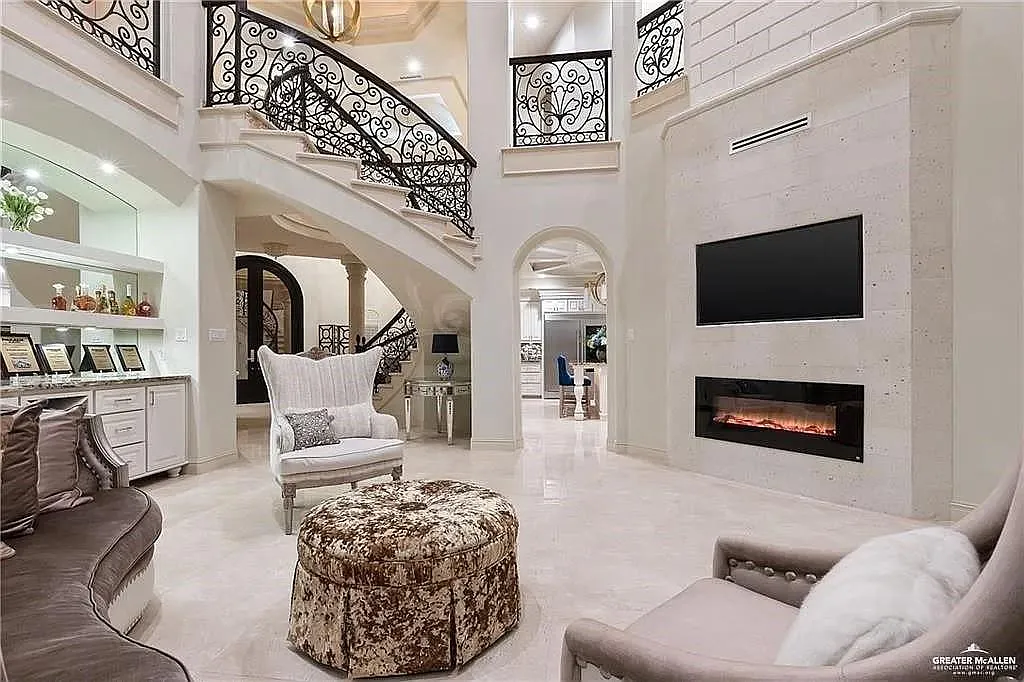 5 bed, 3.5 bath, 3719 sqft, $6,000 — Photo 3