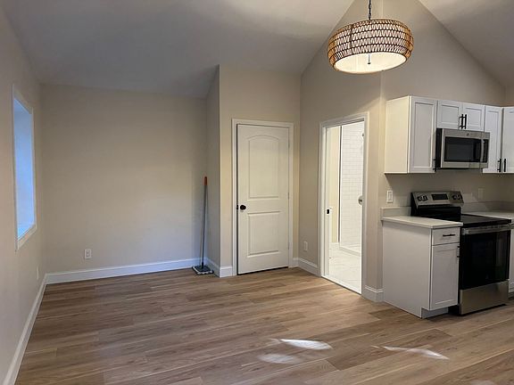 5th image of 211 Carpenter St #Adu
