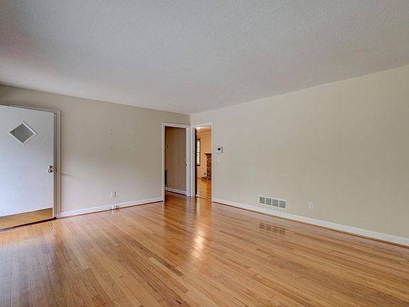4th image of 1134 Woodland Dr