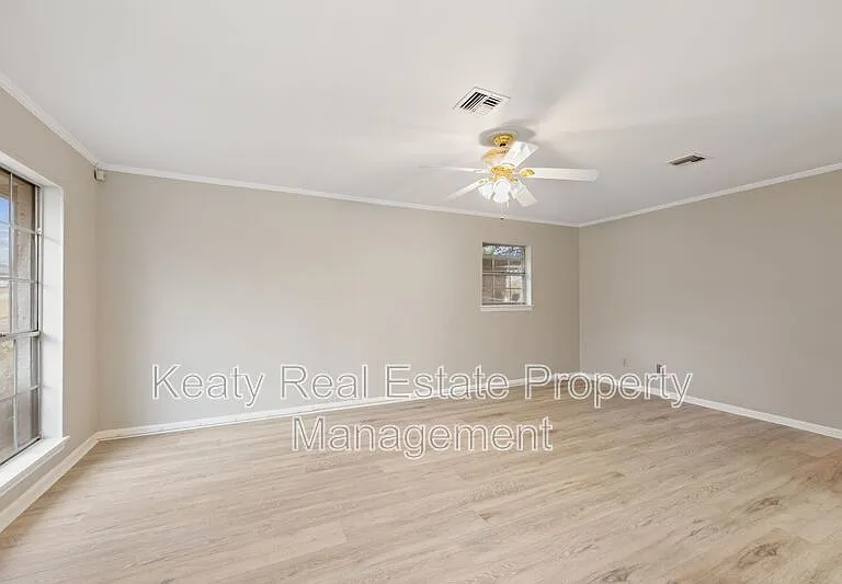 137 Amber St — Photo 15