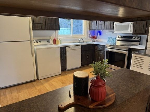 4th image of 6 Ruth Dr