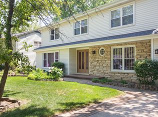 1121 Cayuga Dr, Northbrook, IL