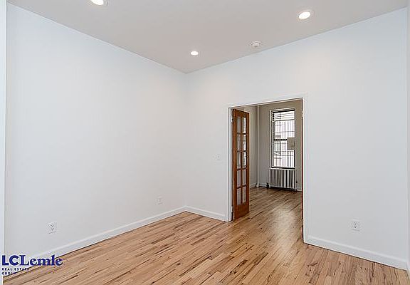 4th image of 305 E 78th St #2D