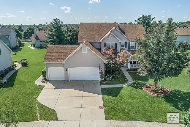 511 Clearwater Lane Welcomes You Home!  Well Maintained Move in Ready with 4-5 Bedrooms plus Full Ba