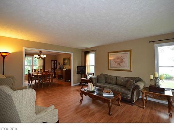 3rd image of 576 Wedgewood Dr