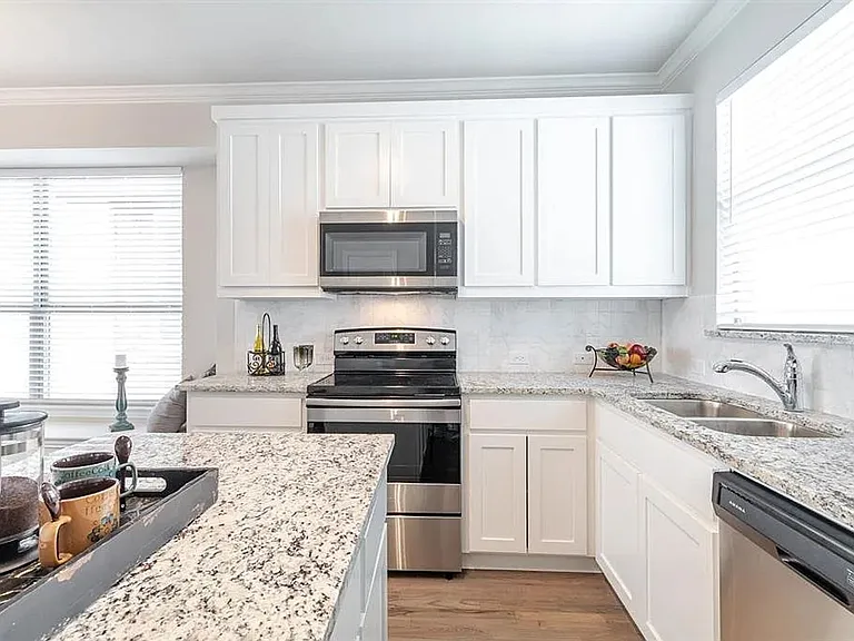 301 E Lamar St — Photo 4