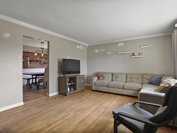 4th image of 588 Folkstone Dr