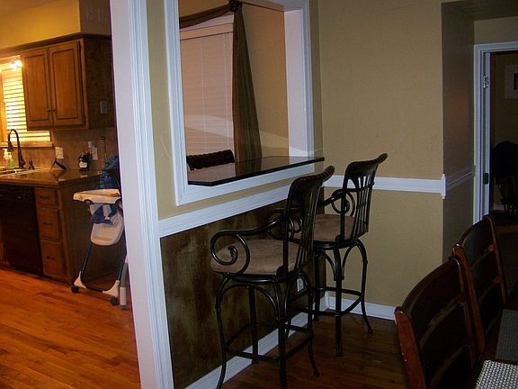 Breakfast Bar- 4 Barstool