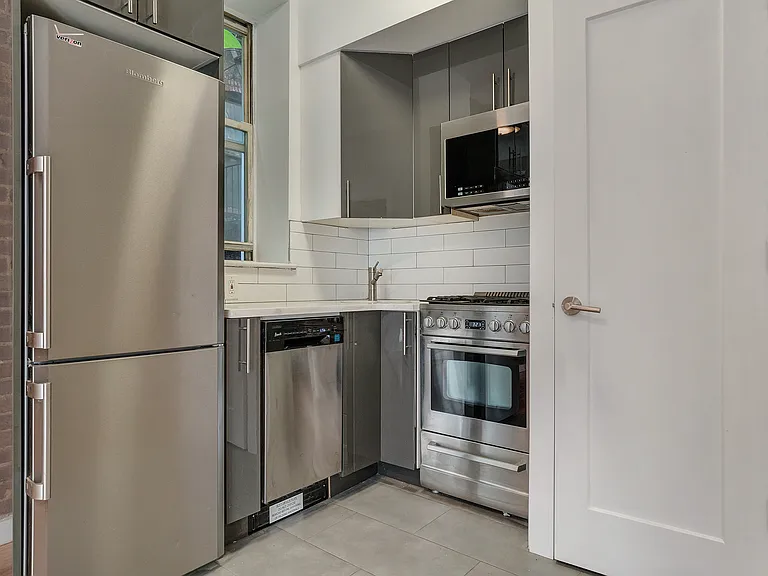 364 W 51st St #1R — Photo 3
