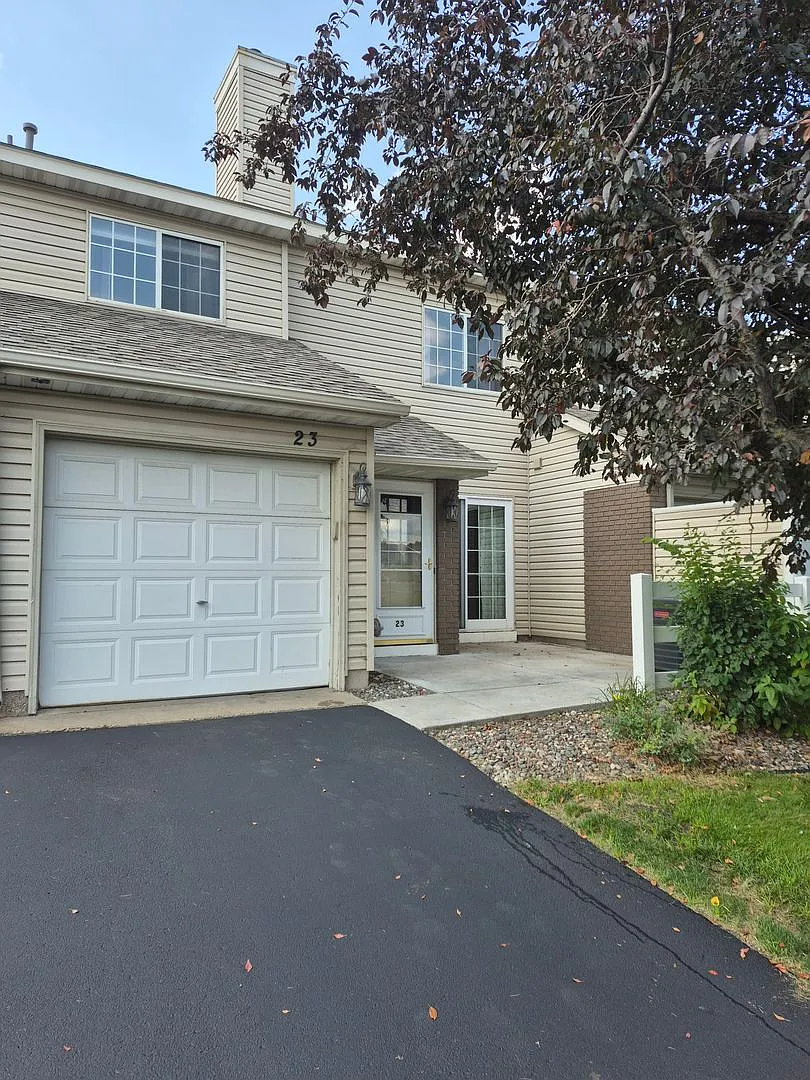 2 Bedroom Townhome Coon Rapids — Photo 1