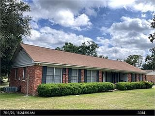 1st image of 107 NE Rosewood Dr