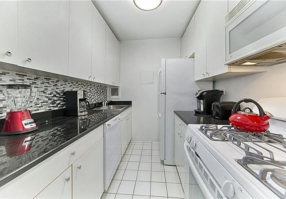 4th image of 330 E 38th St APT 30J