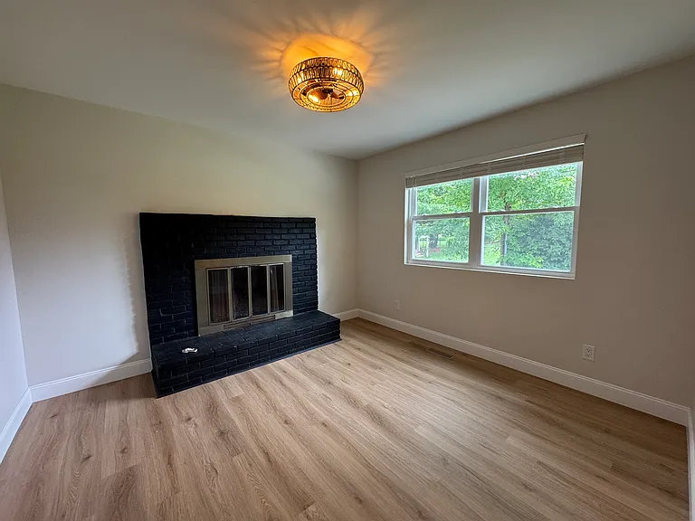 6425 Liberty Rd N — Photo 10