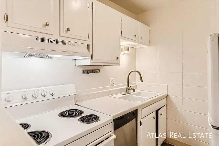 One Month Free 2 Bedroom/1 Bath Apartment Located In Fort Collins! — Photo 2