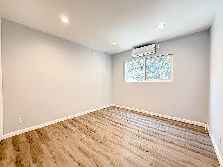 1613 Barry Ave #4 — Photo 9