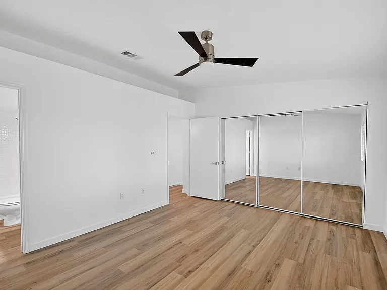 101 Half Moon Cir #B — Photo 24
