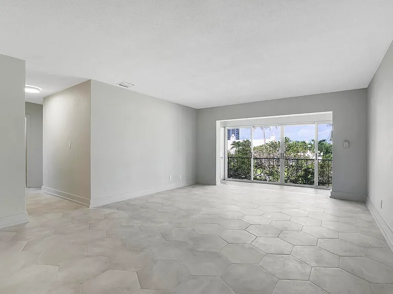 315 Venetian Dr #8 — Photo 6