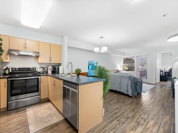 1479 Glenmore Rd N #206, Kelowna, BC V1V 2C5