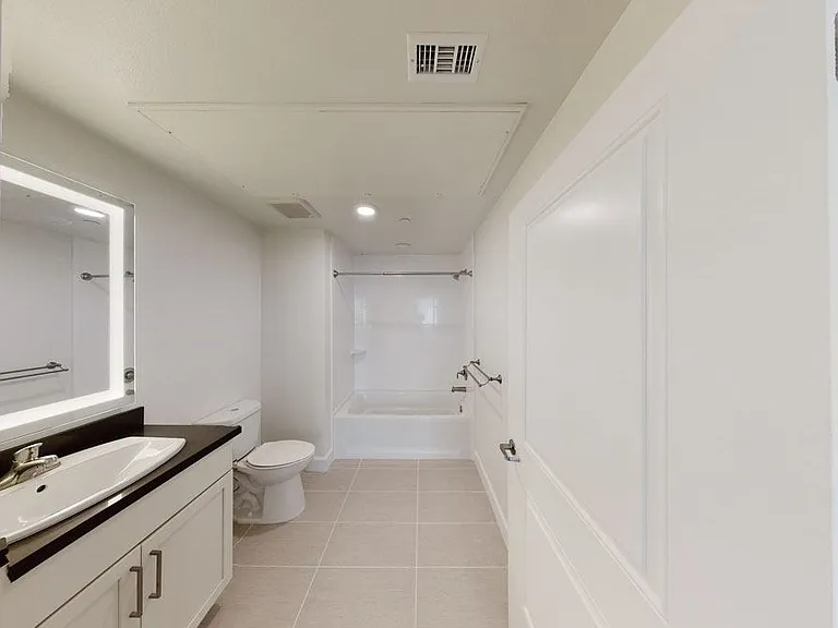 Capitol Towers - Luxury Midrise — Photo 12