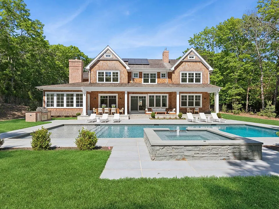 17 Dering Ln