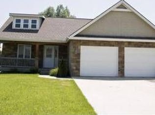 22223 W Sycamore St, Tonganoxie, KS 66086