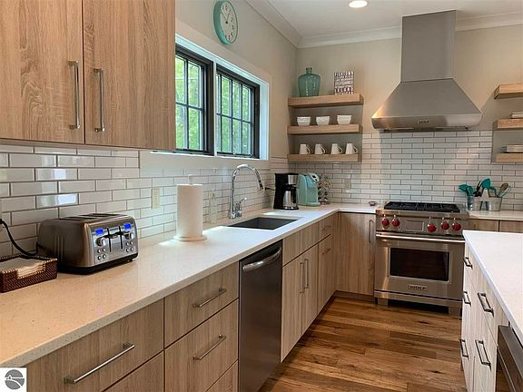 3rd image of 302 N 2nd St