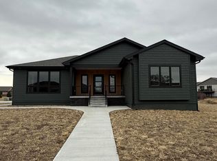 2019 Quiett Ln, Mitchell, SD 57301