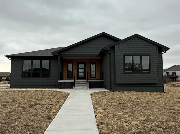 2019 Quiett Ln, Mitchell, SD 57301