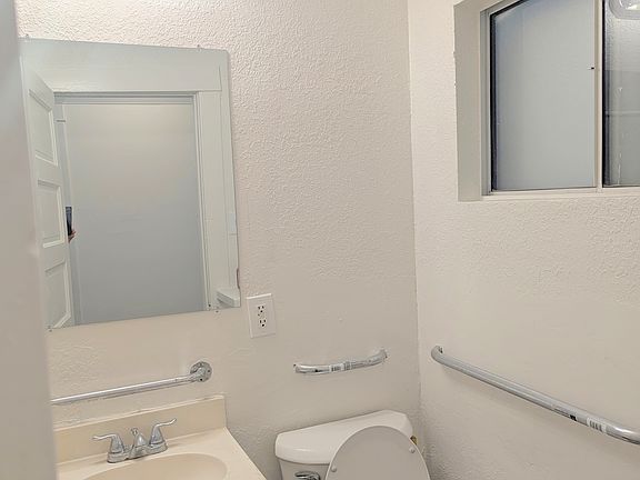 4th image of 547 W 41st St