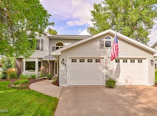 298 Circle Hills Dr, Grand Forks, ND 58201