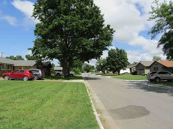 Exterior Neighborhood (street photo)