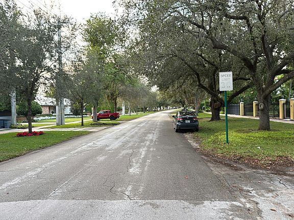 5th image of 6825 Riviera Dr