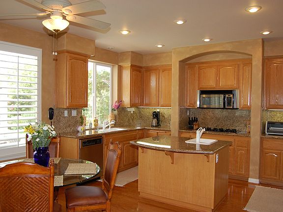 Granite Kitchen w/Breakfast Area