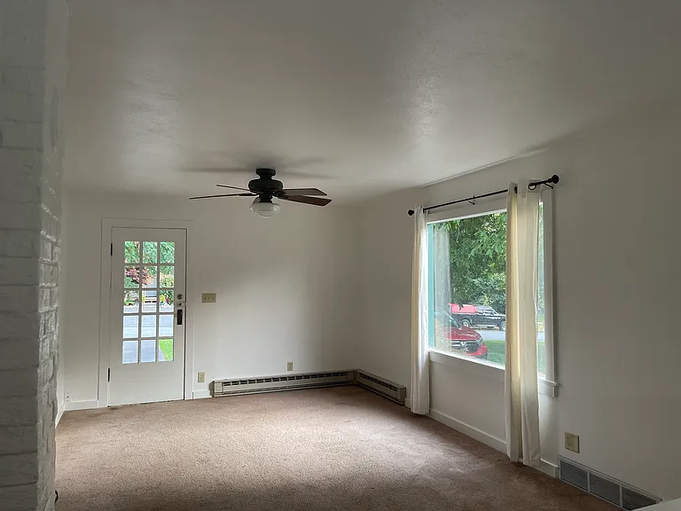 245 N Harris Ave — Photo 4
