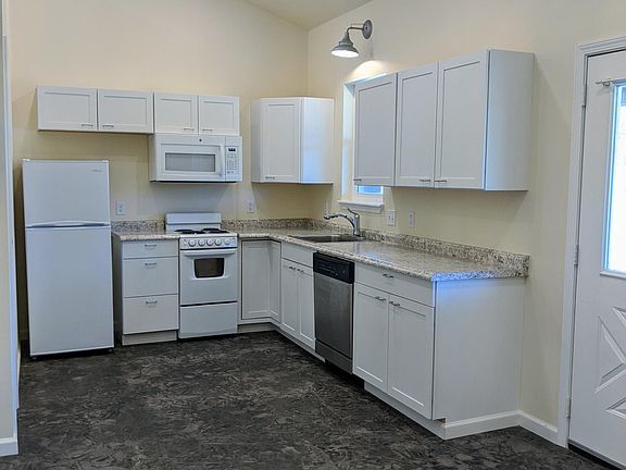 Kitchen: garbage disposal, dishwasher, microwave, stove, refrigerator/freezer