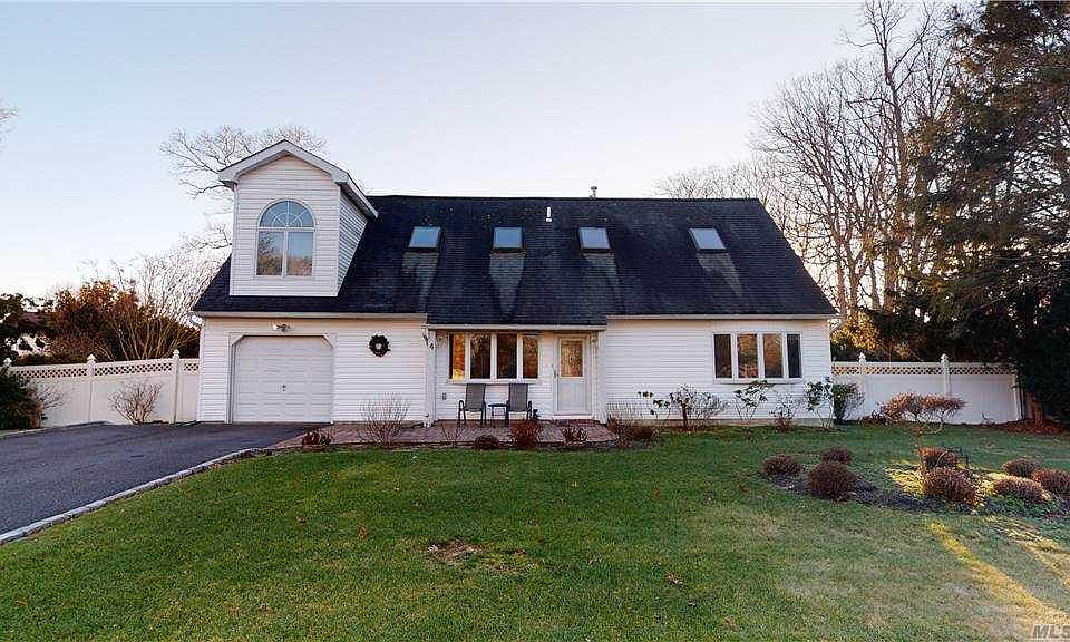 1st image of 4 Hartsdale Ln