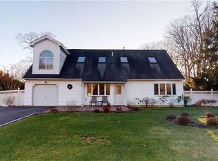 4 Hartsdale Ln, Coram, NY 11727