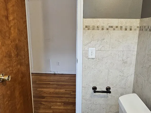 502 Avenue East image 15 of 28