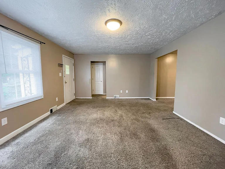 1512 N Woodridge Ave — Photo 6