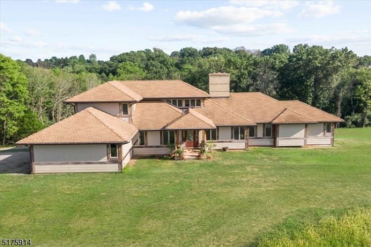 1st image of 68 Pond Ln