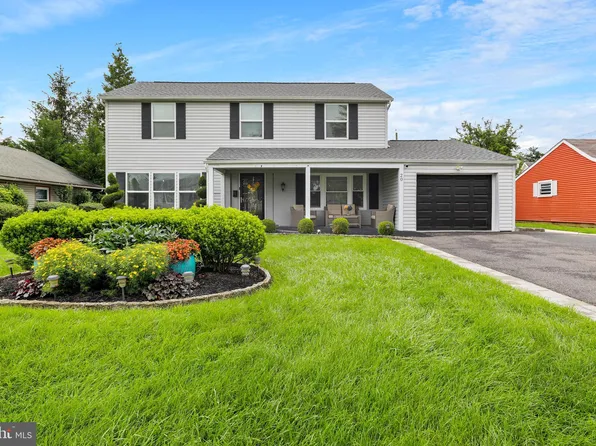 20 Pebble Ln, Willingboro, NJ 08046